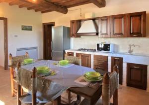 瓜尔迪斯塔洛Podere La Querciola的厨房配有带绿板的桌子