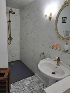FéronAu charme d'antan的浴室设有白色水槽和镜子