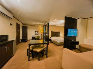 马尼拉卡萨博可博酒店的一间酒店客房,在客房内配有一张床铺和一张桌子