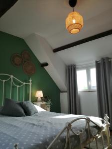 Donnay拉维尔菲尔姆度假屋的一间卧室设有一张床和绿色的墙壁