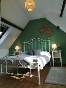 Donnay拉维尔菲尔姆度假屋的一间卧室配有一张白色的床和绿色的墙壁