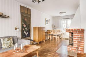 斯德哥尔摩Retro Retreat with Modern Comforts的带沙发和壁炉的客厅