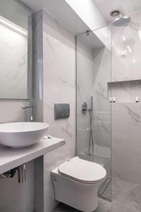雅典Hotel Adonis Athens的浴室配有卫生间、盥洗盆和淋浴。