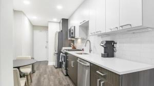 阿林顿Landing Modern Apartment with Amazing Amenities (ID8363X48)的厨房配有白色家电和桌子