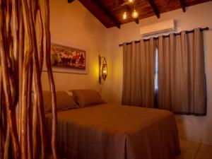 米兰达Pousada Pantanal Experiência的一间卧室设有一张床和一个窗口