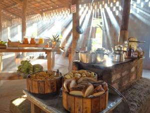米兰达Pousada Pantanal Experiência的厨房里摆着两篮子的餐桌