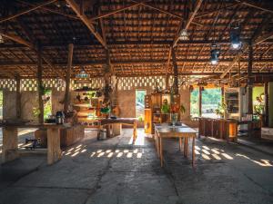 米兰达Pousada Pantanal Experiência的大型客房,位于大楼内,设有木桌