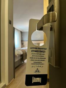 埃尔祖鲁姆ÇAĞ OTEL的酒店客房门上的标志