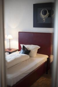 维利希Hotel am Park的一间卧室配有一张红色床头板的床