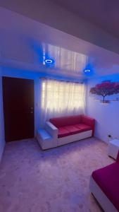 圣斐利-银港Mar azul 401的客厅设有红色的沙发和窗户。