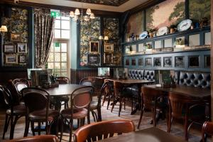 格伦里丁The Ullswater Inn- The Inn Collection Group的一间在房间内配有桌椅的餐厅