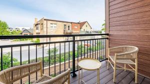 Brown DeerLanding Modern Apartment with Amazing Amenities (ID9985X43)的阳台配有2把椅子和桌子