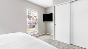 Canal WinchesterLanding Modern Apartment with Amazing Amenities (ID5679)的白色的卧室设有床和窗户