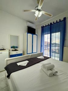 皮加迪卡Hotel Elena的一间卧室配有一张大床和毛巾