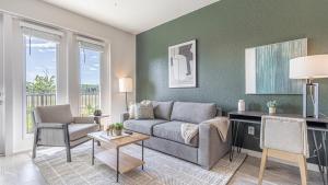 Fort Myers VillasLanding Modern Apartment with Amazing Amenities (ID8083X42)的客厅配有沙发和桌椅