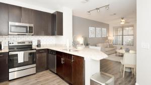 坦帕Landing Modern Apartment with Amazing Amenities (ID7605X82)的厨房配有水槽和炉灶 顶部烤箱