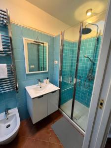 那不勒斯Gaiola N 7的一间带水槽、淋浴和卫生间的浴室