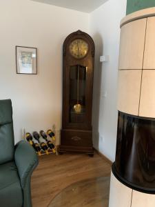 巴德加斯坦Nefer, Haus的客厅配有祖父钟和沙发