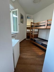 那不勒斯Gaiola N 7的一间卧室设有两张双层床和水槽