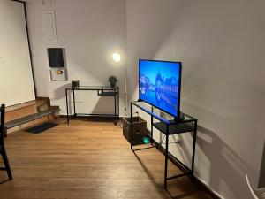 那不勒斯Gaiola N 7的客厅的台面上配有平面电视