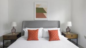 休斯顿Landing - Modern Apartment with Amazing Amenities (ID1403X404)的卧室配有一张白色床、两个床头柜和两盏灯。