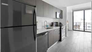 劳德代尔堡Landing - Modern Apartment with Amazing Amenities (ID1401X727)的厨房配有冰箱和水槽