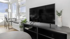丹佛Landing - Modern Apartment with Amazing Amenities (ID1401X734)的客厅配有大屏幕平面电视