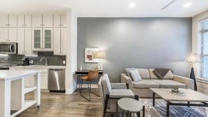 富兰克林Landing Modern Apartment with Amazing Amenities (ID7741X92)的带沙发的客厅和厨房