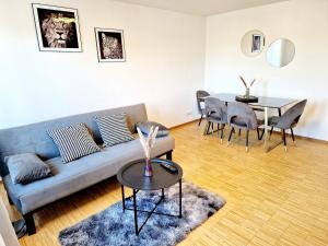 Neckarau2 bedrooms appartement with balcony and wifi at Neckarau Mannheim的客厅配有沙发和桌子