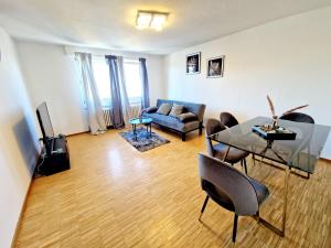 Neckarau2 bedrooms appartement with balcony and wifi at Neckarau Mannheim的客厅配有沙发和桌椅