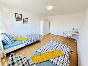 Neckarau2 bedrooms appartement with balcony and wifi at Neckarau Mannheim的一间卧室配有两张床和一张书桌