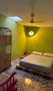 马斯帕洛马斯Casa Mamre的一间卧室配有一张床和吊扇