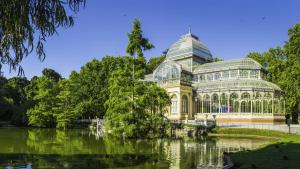 马德里voco Madrid Retiro, an IHG Hotel的湖畔公园的温室