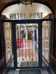 因河畔布劳瑙City Hotel Post 12的带有铁门的酒店柱门入口