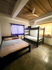 科韦尼亚斯Apartamentos Coveñas的一间卧室设有两张双层床和一扇窗户。