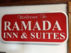 萨吉诺Ramada by Wyndham Saginaw Hotel & Suites的红色标志,表示欢迎入住拉美达套房