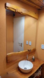 圣卡洛斯-德巴里洛切Tres Vistas的一间带水槽和镜子的浴室