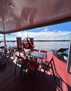 马瑙斯Flutuante Long Beach Manaus Am的船上的一组桌椅