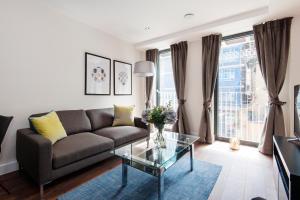 伦敦Twyne House Apartments的带沙发和玻璃桌的客厅