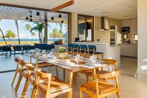 普拉亚多Luxo a 50 m da praia, acesso ao Iberostar Resort的一间带桌椅的海景用餐室