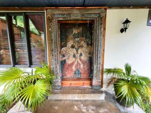 沙马雷勒Chamarel Mountain chalets的建筑物一侧一扇带绘画的门
