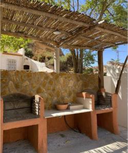 Graena3 bedrooms property with private pool at Cortes y Graena的木凉棚下两把长椅