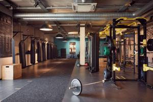 于尔蒙德凡德瓦克酒店的健身房,配有一系列健身器材