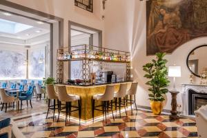 佛罗伦萨金塔温泉酒店的一间酒吧,位于一个配有椅子和壁炉的房间