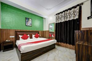 西姆拉Woods Imperial Kufri的一间卧室设有一张床和绿色的墙壁