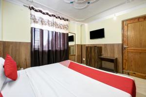西姆拉Woods Imperial Kufri的一间卧室配有一张带红白毯子的床