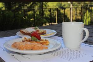 格拉玛多Villa Italia hospedagem的桌上三盘食物和一杯咖啡