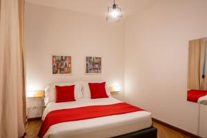 热那亚U Genova的一间卧室配有一张带红色枕头的大床