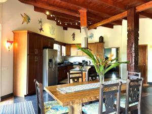 西湾Casa Maya的一间带木桌的厨房和一间餐厅