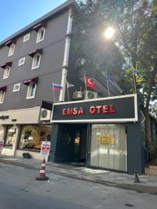 伊斯坦布尔爱慕萨奥特尔马尔特艾文斯公寓的建筑前面的商店,有埃梅西斯办公室的标志